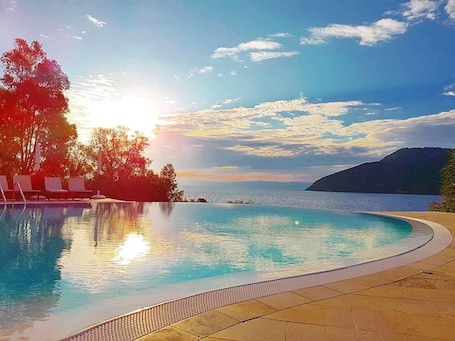 Outdoor pool, pool umbrellas, sun loungers. Vulcano Blu Residence