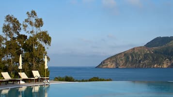 Piscina all'aperto, ombrelloni da piscina, lettini