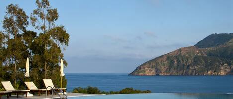 Outdoor pool, pool umbrellas, sun loungers