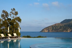 Outdoor pool, pool umbrellas, sun loungers