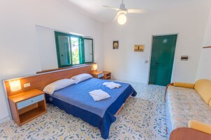 Colchones Select Comfort y caja de seguridad en la habitación 