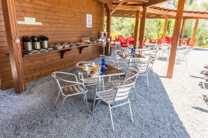 Se ofrece un desayuno bufé todos los días (por un coste adicional)