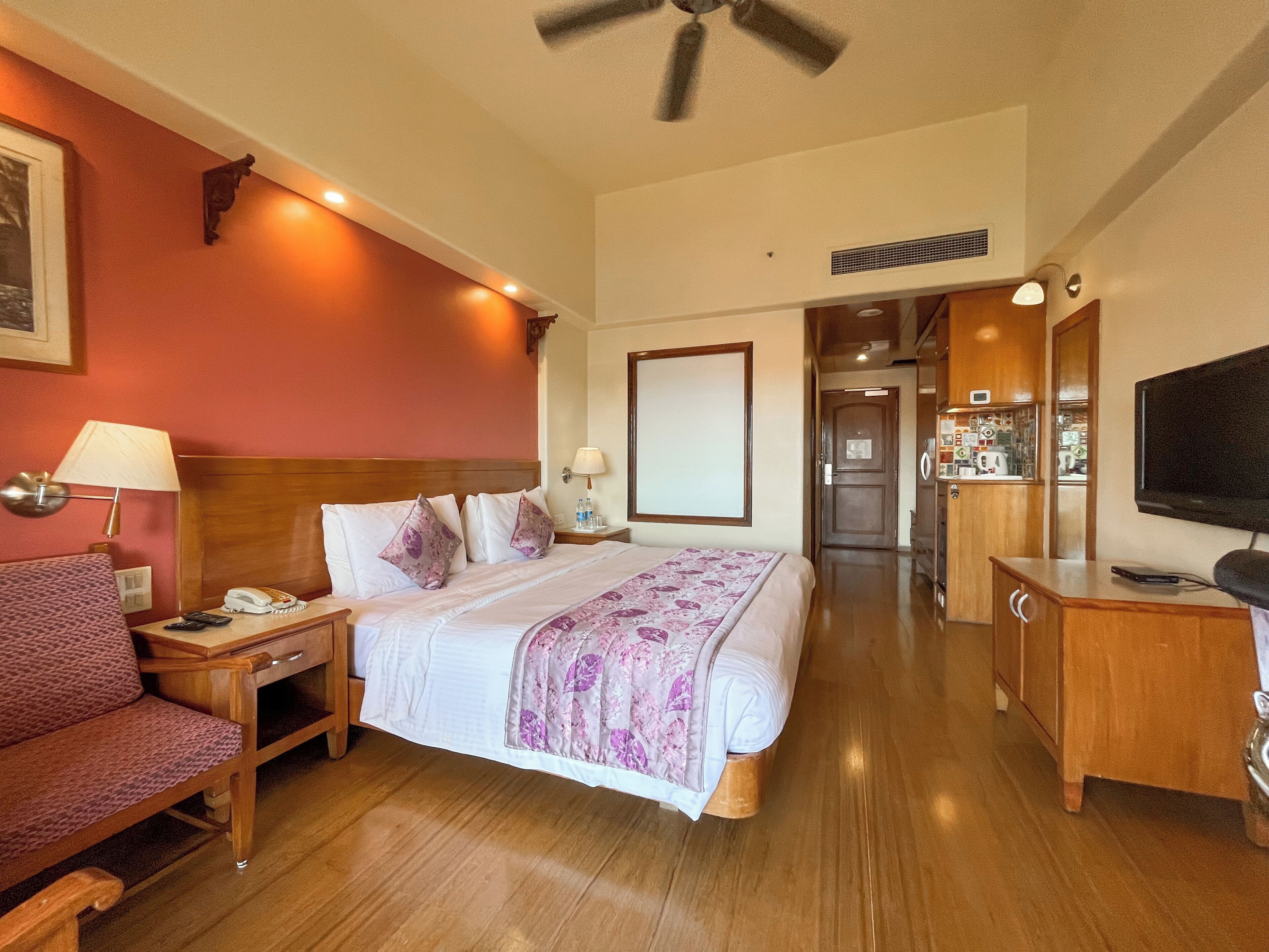 In-room safe, desk, iron/ironing board, bed sheets