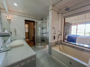 Regina Signature Suite | Bathroom | Shower, free toiletries, hair dryer, bathrobes - Acron Candolim Regina (Candolim)