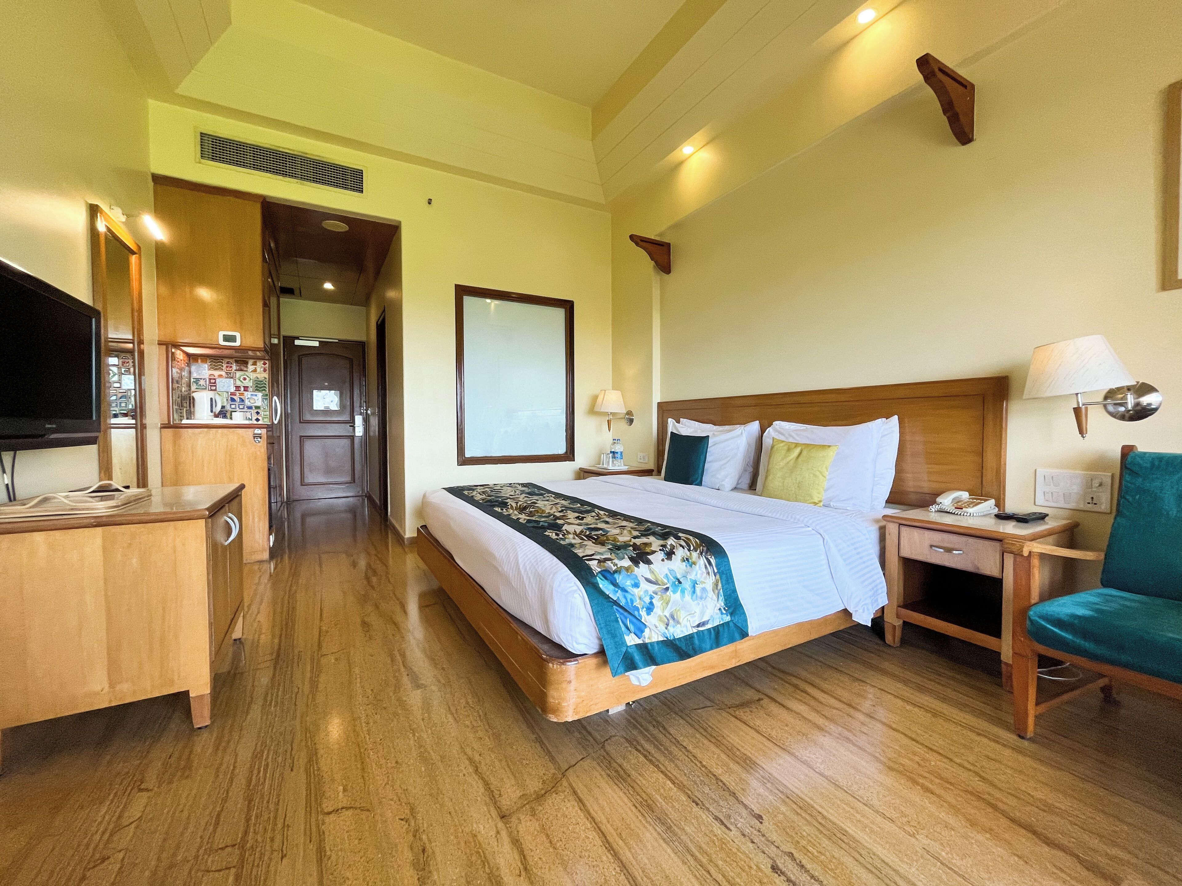 In-room safe, desk, iron/ironing board, bed sheets