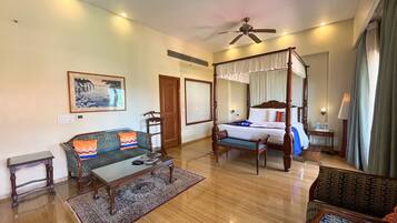 Suite | Safe på rommet, skrivebord og strykejern/-brett