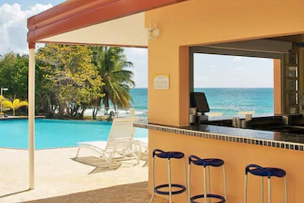 Bar tepi kolam renang