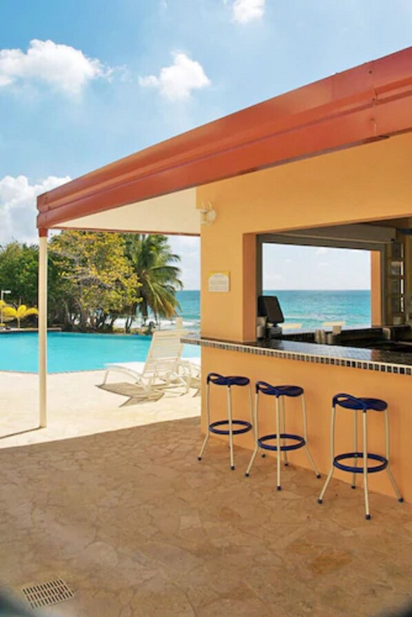 Bar en bord de piscine