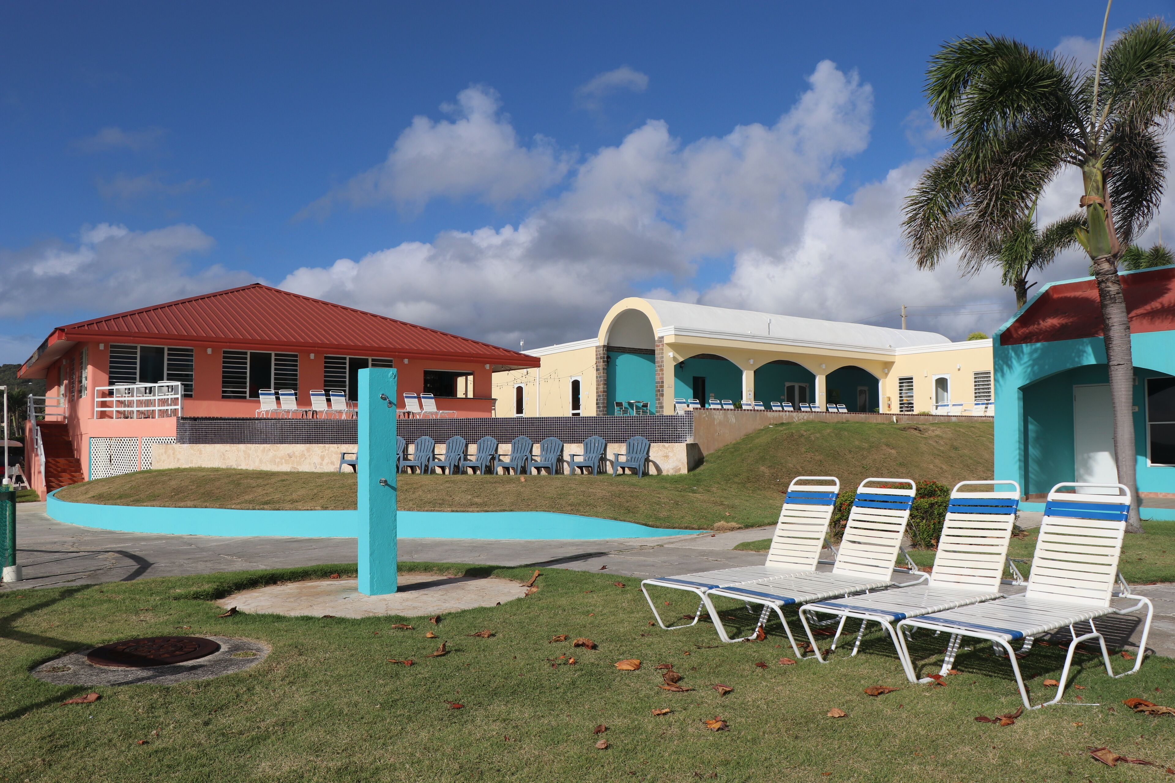 Hồ bơi ngoài trời, ghế dài tắm nắng 