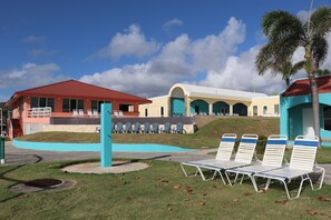 Een buitenzwembad en ligstoelen