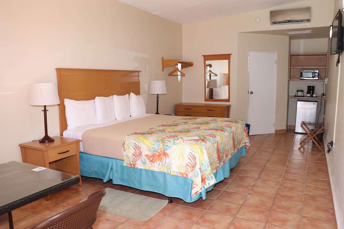 Standard Room, 1 King Bed | In-room safe, iron/ironing board, bed sheets