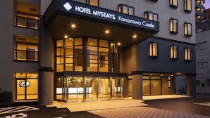 Entrada de un hotel con un cartel que dice "HOTEL MYSTAYS Kanazawa Castle".