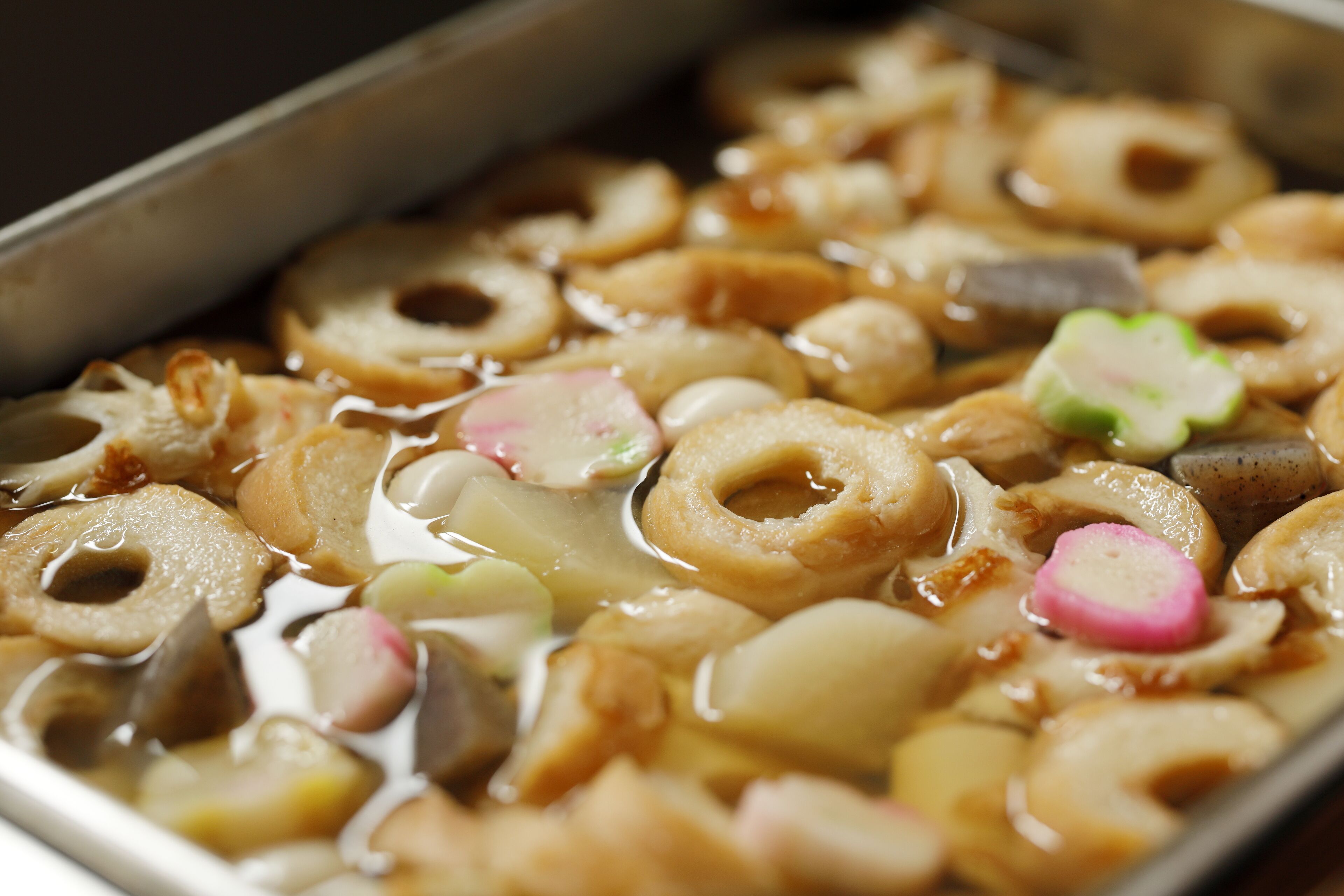 Close-up van een schaal met diverse ingrediënten in een pan.