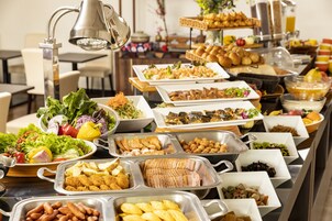 朝食 (ビュッフェ)、毎日提供 (有料)