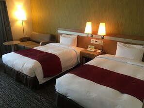 고급 침구, 객실 내 금고, 책상, 암막 커튼