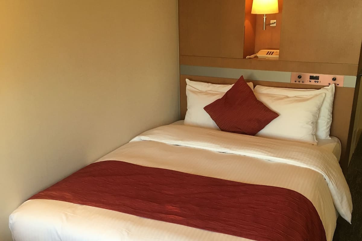 Premium bedding, in-room safe, desk, blackout curtains