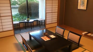 Japanese Tatami Room, Non Smoking | Premium bedding, in-room safe, desk, blackout drapes