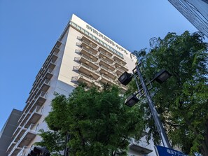 Un edificio alto con varios balcones y un cielo despejado.