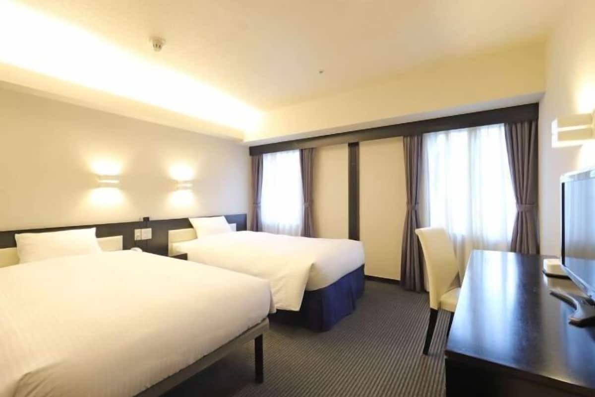 Escritorio, wifi gratis, ropa de cama