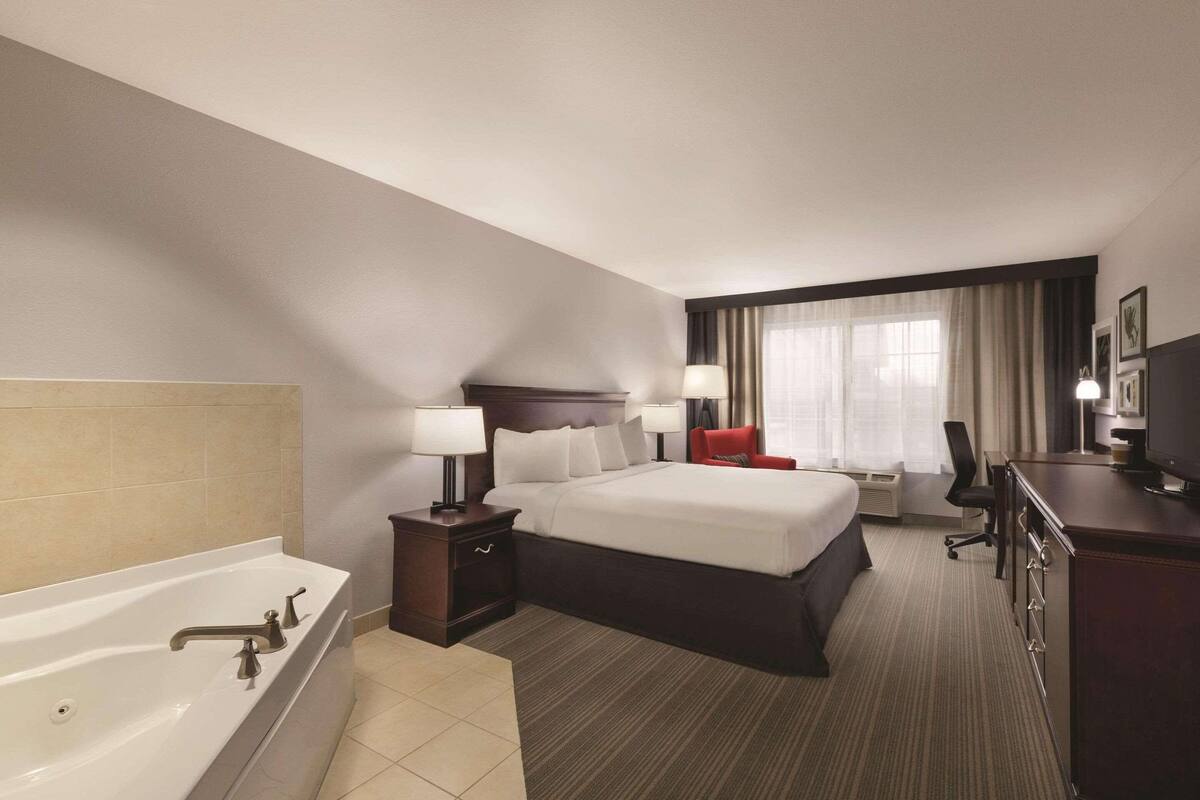 suite, 1 king bed, non smoking | 1 bedroom, premium bedding, down duvets, individually decorated