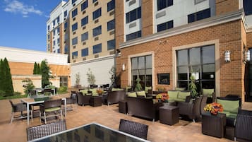 Serveert ontbijt, lunch, diner, buitendiner