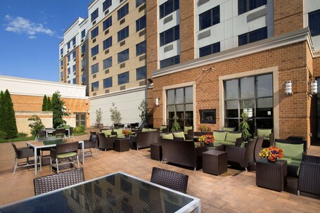 Breakfast, lunch, dinner served; alfresco dining