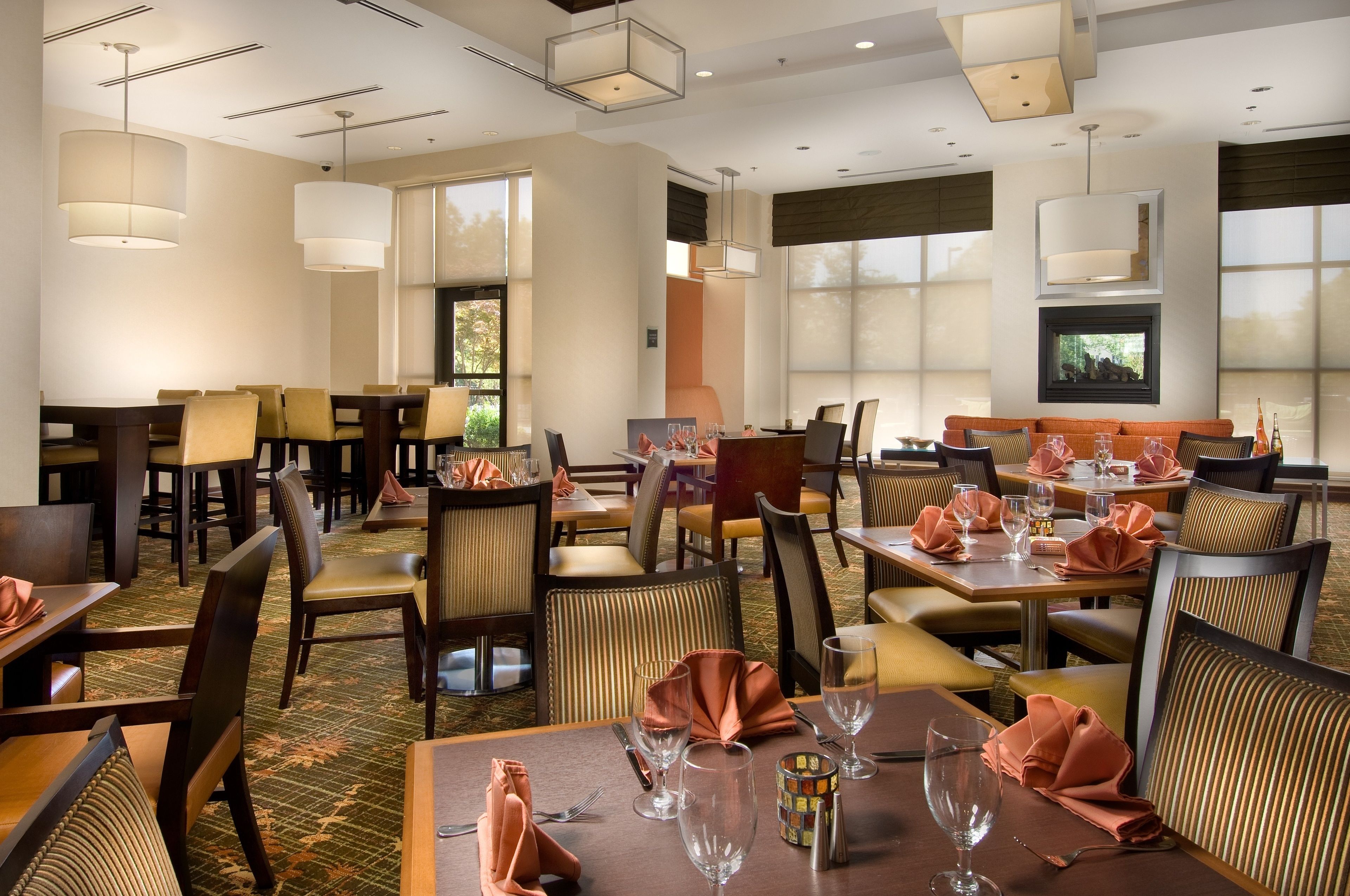 Se sirven desayunos, comidas y cenas con mesas al aire libre 