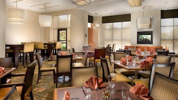 Se sirven desayunos, comidas y cenas con mesas al aire libre