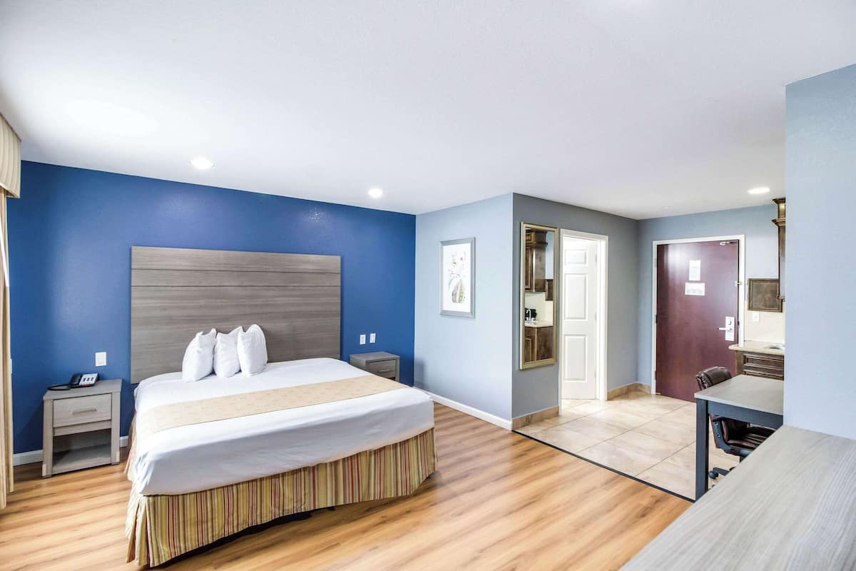 Suíte, 1 cama King, para não fumantes (Efficiency) | Roupas de cama premium, Wi-Fi de cortesia, roupa de cama