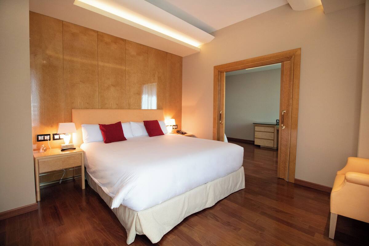 Minibar, Zimmersafe, Schreibtisch, Verdunkelungsvorhänge