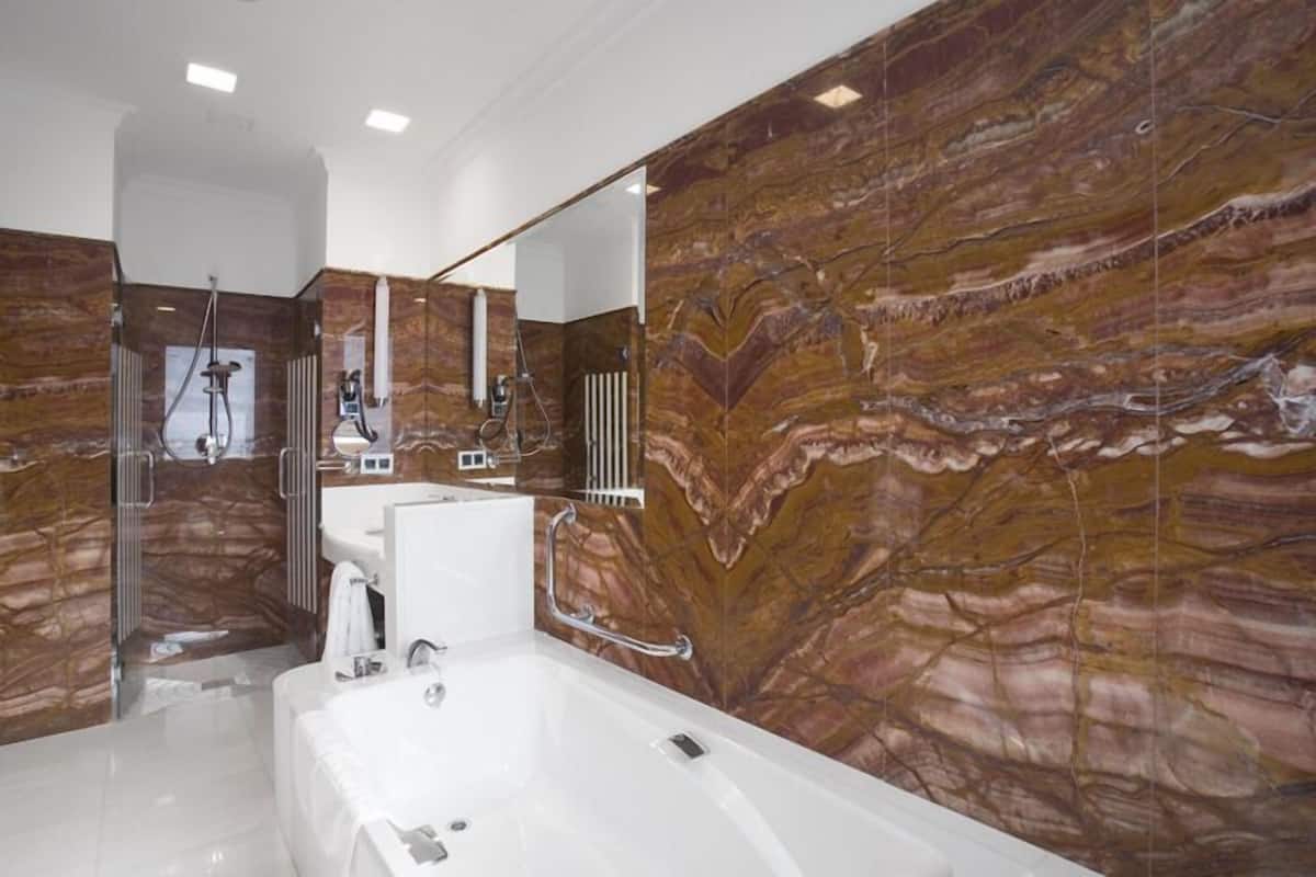 Chambre Standard double | Salle de bain | Baignoire et douche séparées, articles de toilette (gratuits)