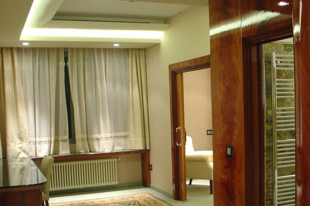 Suite | Minibar, coffre-fort, bureau, rideaux dâobscurcissement