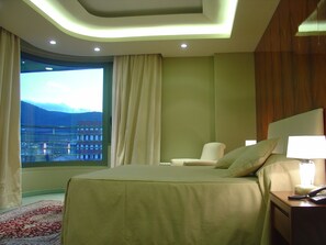 Suite | Minibar, una cassaforte in camera, una scrivania, tende oscuranti