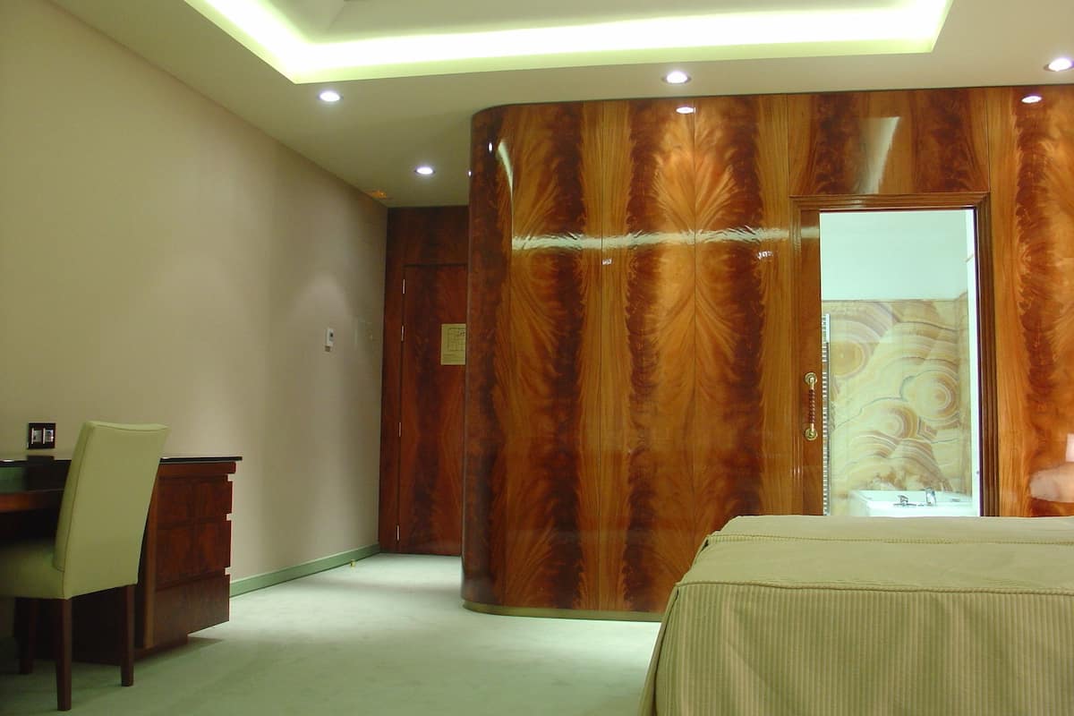 Chambre supĂ©rieure double | Minibar, coffre-fort, bureau, rideaux dâobscurcissement