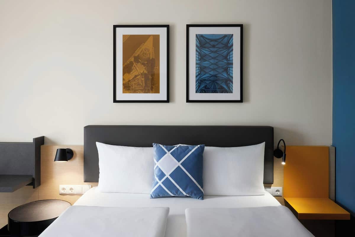 Standard Room, 1 Queen Bed (view) | Hypo-allergenic bedding, in-room safe, desk, blackout drapes