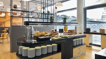 Tägliches Frühstücksbuffet (18 EUR pro Person)