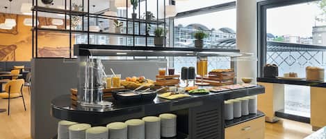 Desayuno buffet diario (EUR 18 por persona)