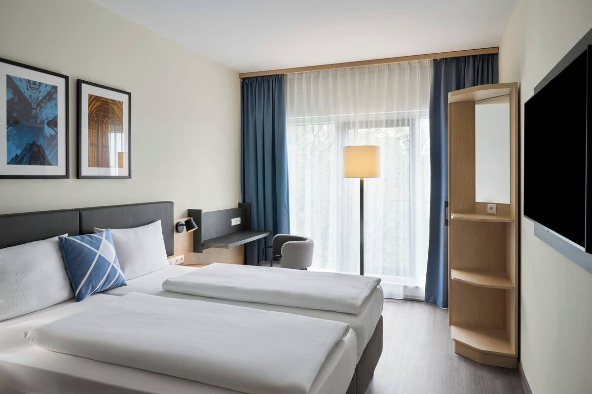 Standaard kamer, 2 eenpersoonsbedden (view) | Hypoallergeen beddengoed, een kluis op de kamer, een bureau