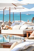 2 piscinas al aire libre, sombrillas, sillones reclinables de piscina