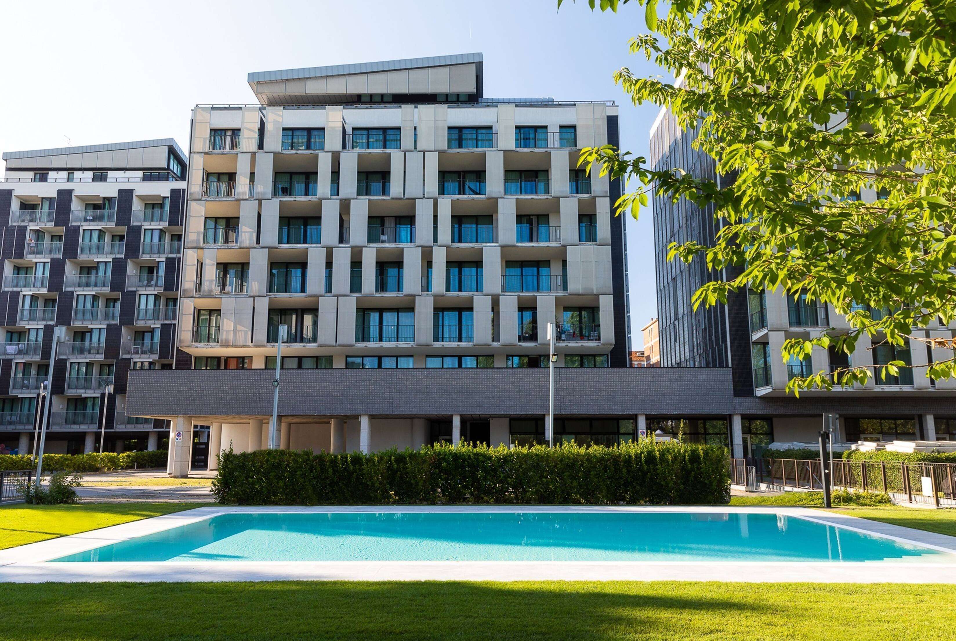 seasonal outdoor pool, open 9:00 am to 8:00 pm, pool loungers