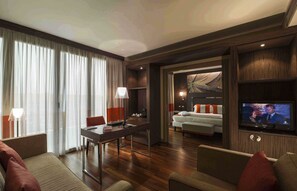 Suite | Dundyner, safe på rommet, skrivebord og blendingsgardiner