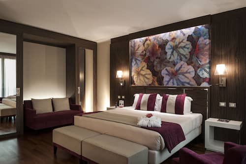 Down duvets, in-room safe, desk, blackout curtains