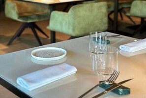2 restaurants, serveren ontbijt, lunch, diner, Italiaanse gerechten