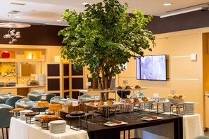 2 restaurants, breakfast, lunch, dinner served; Italian cuisine - Ramada Plaza by Wyndham Milano (Milan)
