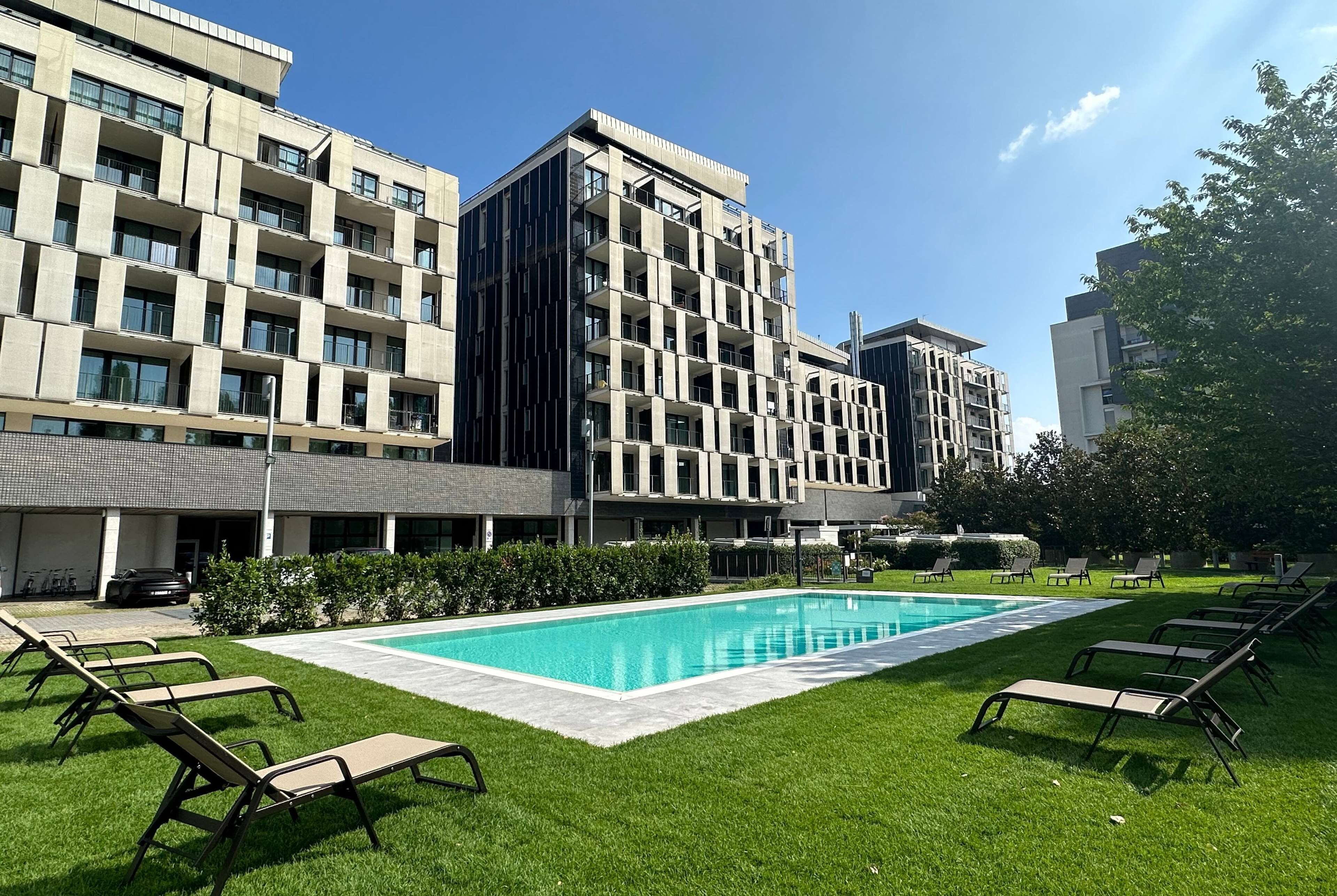 季节性开放的室外游泳池，09:00 至 20:00 开放，日光浴躺椅