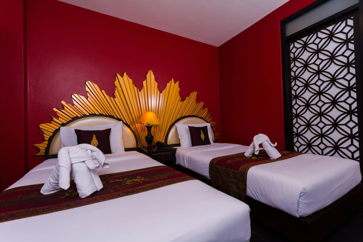 Scarlet Twin Room | Minibar, in-room safe, desk, blackout drapes