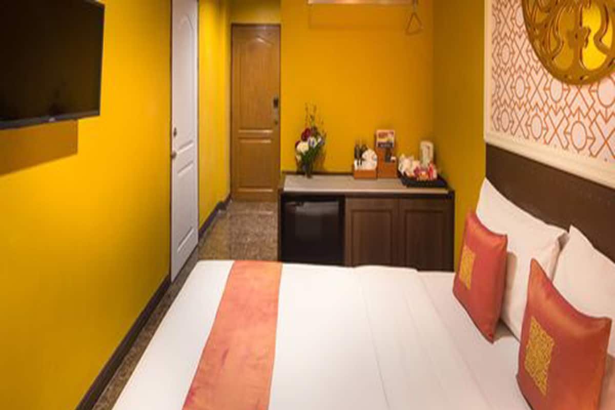 Morroc Double Room | Minibar, in-room safe, desk, blackout drapes