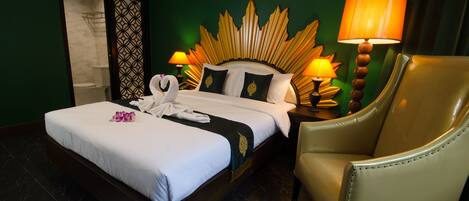 Splendid Double Room | Minibar, in-room safe, desk, blackout drapes