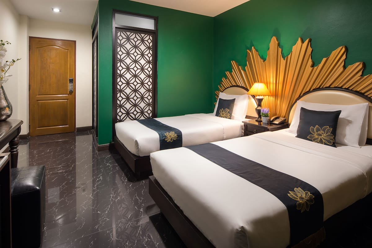 Splendid Twin Room | Minibar, in-room safe, desk, blackout drapes