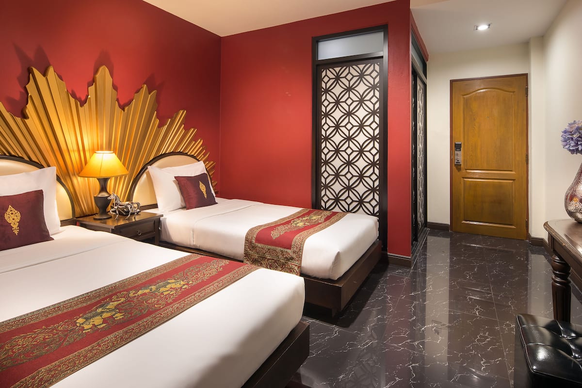 Scarlet Twin Room | Minibar, in-room safe, desk, blackout drapes